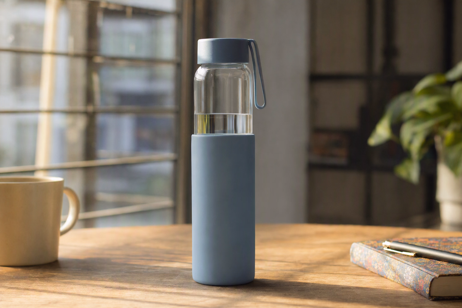 Jolora Loop 650 bottle with mist-blue carry lid