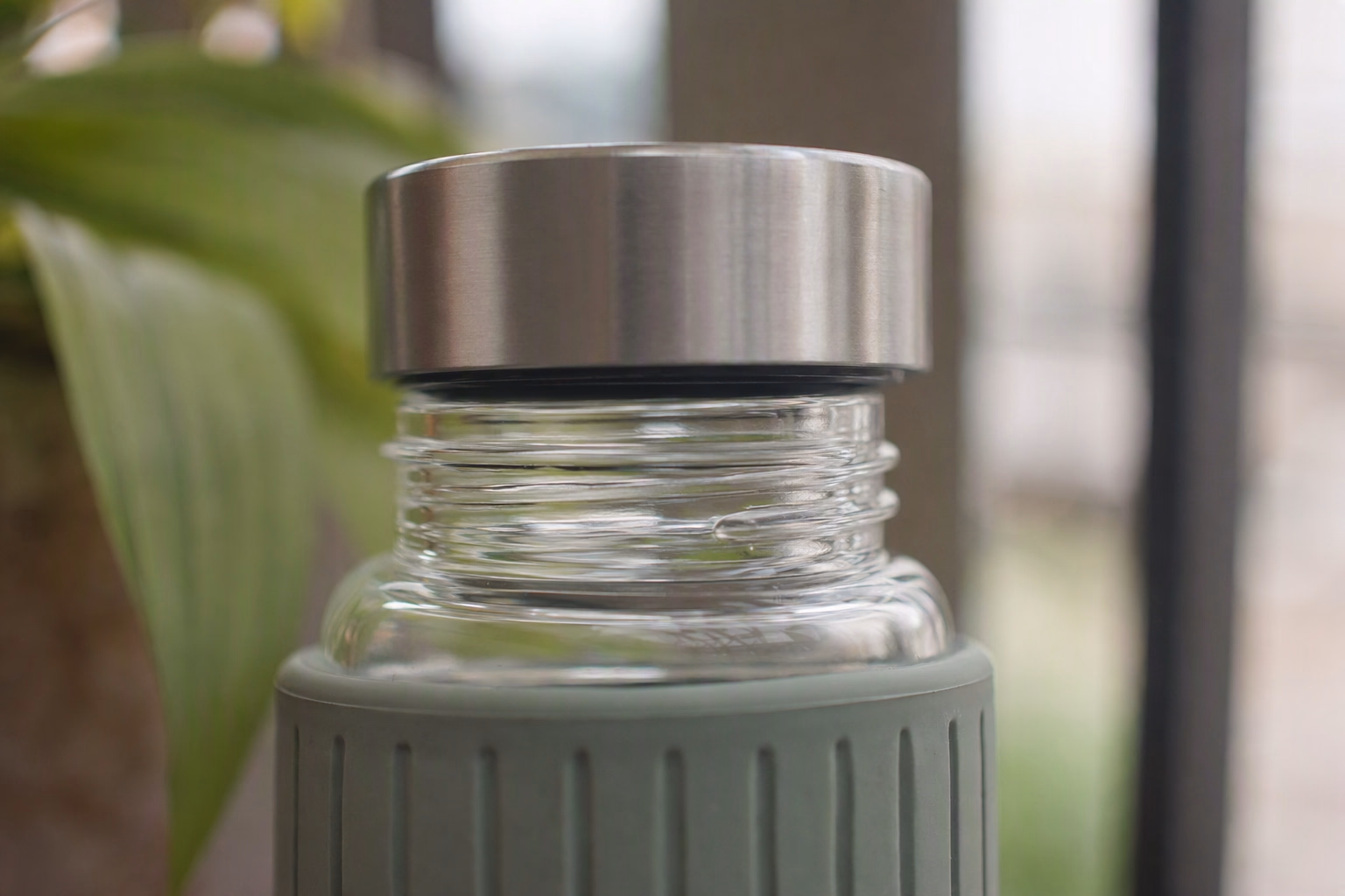 Close view of the Clear 550 threaded lid and inner gasket