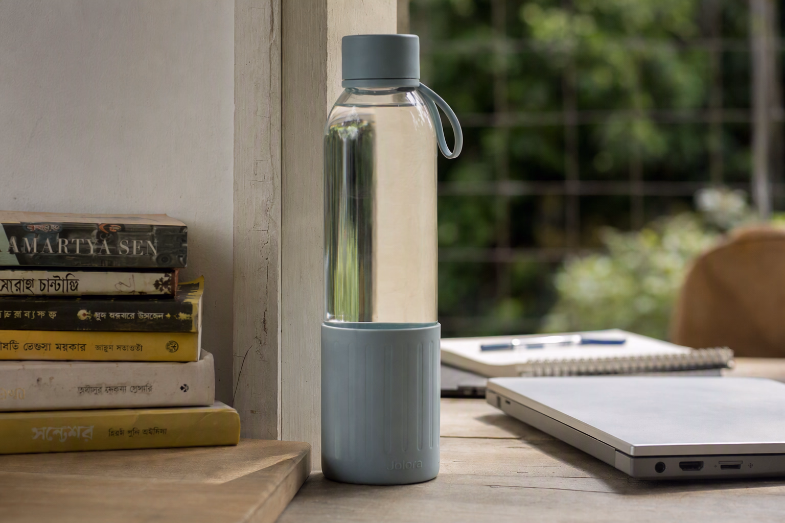 Loop 650 glass bottle with coral carry loop